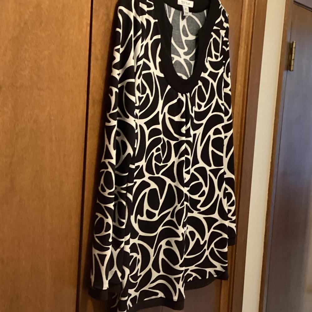 White House/Black Market Top size M